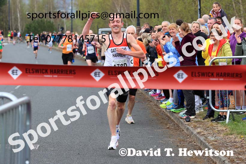 Senior mens relay, 2025 Elswick Harriers Good Friday Road Relays, Newburn, Newcastle upon Tyne. Photo: David T. Hewitson/Sports for All Pics